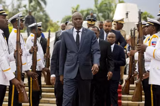 Tổng thống Jovenel Moise (giữa) rời khỏi một lễ kỷ niệm diễn ra tại bảo tàng quốc gia Pantheon, ở thủ đô Port-au-Prince, Haiti, ngày 7-4-2018. (Ảnh: AP)