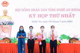 Lãnh đạo HĐND tỉnh Nghệ An khóa XVII tặng hoa chúc mừng đồng chí Thái Thanh Quý,  Ủy viên TƯ Đảng, Bí thư Tỉnh ủy Nghệ An được bầu giữ chức Chủ tịch HĐND tỉnh khóa XVIII. Ảnh: Thành Duy