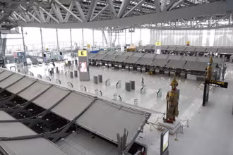 Sảnh sân bay Suvarnabhumi vắng tanh khi thủ Bangkok phong tỏa để kiểm soát đợt bùng phát dịch Covid-19. (Ảnh: Bưu điện Bangkok)