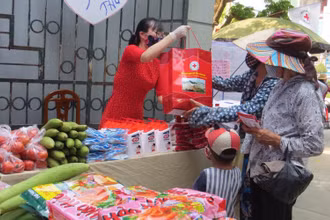 Hỗ trợ nhu yếu phẩm cho người dân có hoàn cảnh khó khăn.