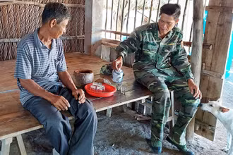 Dượng Ba Nhợi trò chuyện, động viên tinh thần anh em trên chốt.