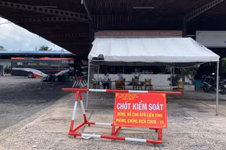 Một chốt kiểm soát dịch Covid-19 đặt tại Trạm dừng được bố trí làm điểm dừng tạm thời cho các xe vận chuyển hành khách trên tuyến Quốc lộ 1A đi ngang qua địa bàn tỉnh Bình Thuận