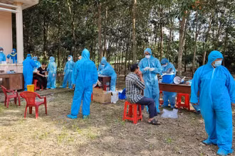 Lấy mẫu xét nghiệm SARS-CoV-2 đối với người dân thôn Phú Hòa. 