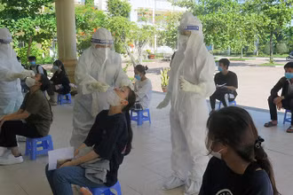 Toàn bộ thí sinh dự thi tốt nghiệp THPT năm 2021 tại Phú Yên được lấy mẫu xét nghiệm Covid-19 trước kỳ thi.