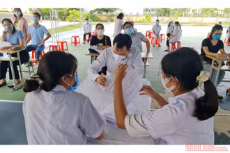 Tiêm chủng cho người dân ở thành phố Quy Nhơn, Bình Định.