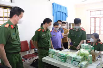 Lực lượng chức năng tổ chức lấy mẫu giám định số ma túy thu giữ được.