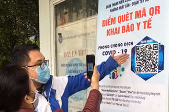 Hà Nội yêu cầu người ra vào cơ quan, công sở quét mã QR.