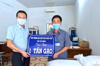 Đại diện Báo Nhân dân tại Cà Mau trao hỗ trợ gạo bước đầu từ đơn vị đồng hành cho MTTQ thị trấn Đầm Dơi.