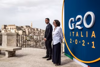 Các quan chức ngoại giao Italia chào mừng các đại biểu đến tham dự Hội nghị Bộ trưởng Ngoại giao G20, tại Matera, Italy, ngày 29/6/2021. (Ảnh: Xinhua)