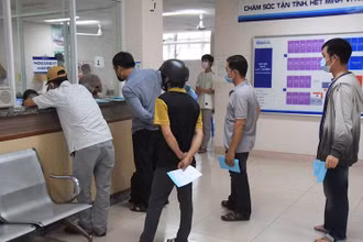 Người dân xếp hàng tại Bệnh viện đa khoa Đồng Nai làm thủ tục xét nghiệm SARS-CoV-2.