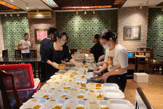 Nhóm Thần tốc Hà Nội và các nghệ sĩ, hoa hậu chuẩn bị hàng trăm suất ăn miễn phí mối tối cho những người khó khăn, cơ nhỡ.