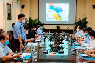 Bí thư Tỉnh ủy Đồng Tháp Lê Quốc Phong chỉ đạo tại cuộc họp Ban Chỉ đạo Phòng, chống dịch Covid-19 tỉnh Đồng Tháp. (Ảnh: HỮU NGHĨA)