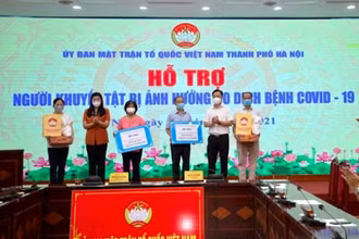 Mặt trận Tổ quốc thành phố Hà Nội trao 200 phần quà hỗ trợ Hội Người mù và Hội Người khuyết tật thành phố.