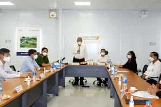 Phó Thủ tướng Trương Hòa Bình kiểm tra công tác phòng, chống dịch tại Dự án Tổ hợp Hóa dầu miền nam (xã Long Sơn, thành phố Vũng Tàu).