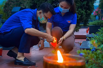 Đoàn viên, thanh niên Thủ đô thắp nến tri ân tại nghĩa trang Mai Dịch.
