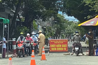 Công an thành phố Tuy Hòa tăng cường kiểm tra, xử lý các vi phạm phòng chống dịch Covid-19 trên địa bàn. 