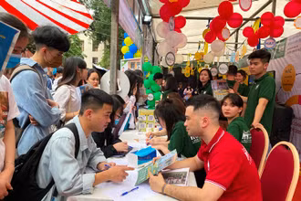 Cán bộ Đại học Quốc gia Hà Nội tư vấn xét tuyển năm 2021 cho thí sinh (chụp ngày 11/4/2021).