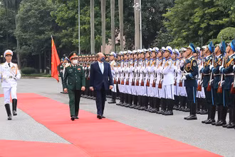 Bộ trưởng Quốc phòng Phan Văn Giang và Ngài Robert Ben Lobban Wallace, Bộ trưởng Quốc phòng Liên hiệp Vương quốc Anh và Bắc Ai-len, duyệt đội danh dự. (Ảnh: TRỌNG ĐỨC)