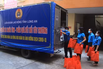 Chuyến xe nghĩa tình hỗ trợ công nhân, lao động có hoàn cảnh khó khăn do ảnh hưởng dịch Covid-19 tại Long An.