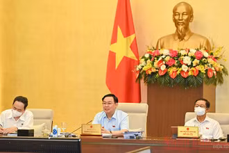 Chủ tịch Quốc hội Vương Đình Huệ phát biểu tại phiên họp. Ảnh: Duy Linh