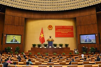 Quang cảnh lễ công bố và trao quyết định, Nghị quyết của Đảng đoàn Quốc hội và Ủy ban Thường vụ Quốc hội về công tác tổ chức. (Ảnh: DUY LINH)