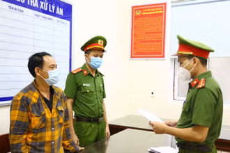 Cơ quan Cảnh sát điều tra tống đạt quyết định khởi tố Nguyễn Tiến Chương. 