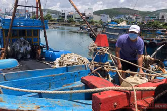 Tàu 430 Cv của anh Võ Bé bị chìm sau nhiều ngày phong tỏa phòng tránh dịch Covid-19. Trục vớt vào bờ, máy móc, thiết bị hư hỏng nặng anh Bé cố gắng sửa chữa để sau dịch đi khơi.