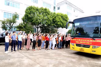 Đoàn bác sĩ, nhân viên y tế tỉnh Lào Cai lên đường giúp tỉnh Bình Dương phòng, chống dịch Covid-19.