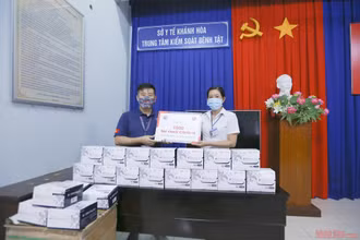 Đại diện CDC tỉnh Khánh Hòa nhận 1.000 bộ test nhanh Covid-19 từ Giám đốc vận hành VBA - ông Trần Nguyên Huy. 