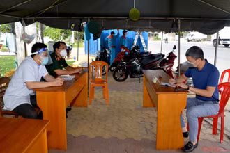 Người từ ngoài tỉnh về, đến Bình Thuận khai báo y tế tại Chốt kiểm soát dịch Covid-19 ở vòng xoay phía Bắc, thuộc phường Xuân An, TP Phan Thiết.
