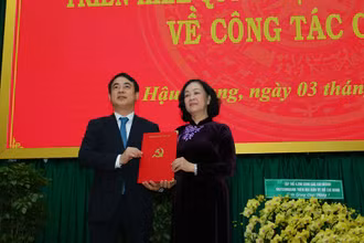 Đồng chí Trương Thị Mai trao quyết định cho tân Bí thư Tỉnh ủy Hậu Giang.