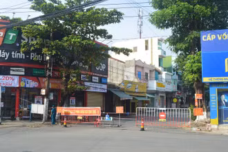 Dịch bệnh Covid-19 lây lan ra nhiều địa phương ở Quảng Ngãi khiến nhiều khu vực bị phong tỏa.