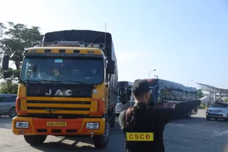 Lực lượng chức năng của Hà Nội kiểm soát các phương tiện tại các chốt kiểm dịch.