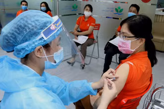 Tiêm vaccine phòng Covid-19 cho cán bộ, nhân viên.