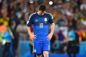 Messi thẫn thờ bước qua chiếc cúp vàng thế giới năm 2014. (Ảnh: Skysports)
