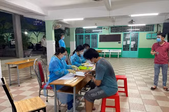 Một phường của quận 5 chi trả hỗ trợ cho người lao động tự do, ngày 8/7.