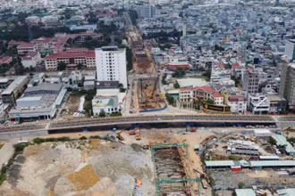 Cầu vượt lưu thông góp phần giảm ùn tắc giao thông vào giờ cao điểm.
