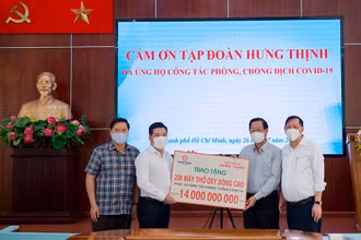 Ông Nguyễn Đình Trung – Chủ tịch Tập đoàn Hưng Thịnh (thứ 2 từ trái sang) trao tặng 200 máy thở oxy dòng cao trị giá 14 tỷ đồng cho ông Phan Văn Mãi - Ủy viên Trung ương Đảng, Phó Bí thư Thường trực Thành ủy TP Hồ Chí Minh (thứ 2 từ phải sang).