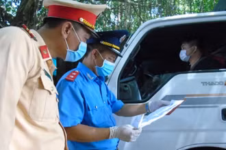 Lực lượng chức năng của Hà Nội tăng cường kiểm soát phương tiện để ngăn chặn mầm bệnh vào thành phố.