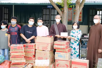 Cô giáo và các em học sinh Trường THPT Thanh Nưa nhận hàng hỗ trợ từ các nhà hảo tâm.