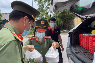Đơn vị hậu cần Công an TP Hà Tĩnh vận chuyển suất ăn cho chiến sĩ trực chốt cách ly.