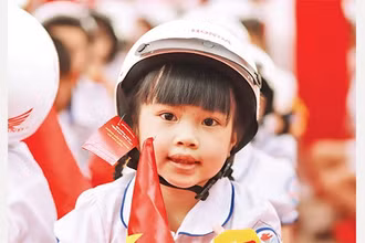 Đội mũ bảo hiểm cho trẻ góp phần giảm tai nạn giao thông cho các em (Ảnh minh họa).