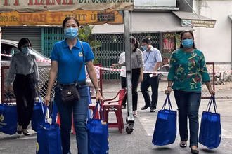 Liên đoàn Lao động quận Tân Phú, TP Hồ Chí Minh trao quà cho người lao động bị cách ly.