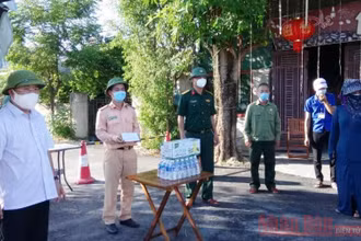 Thương binh Dương Đình Cúc ( đứng giữa) cùng lực lượng liên ngành trực chốt khu vực phong tỏa.
