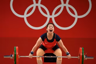 Hoàng Thị Duyên tranh tài ở nội dung cử tạ nữ hạng dưới 59kg. (Ảnh: Getty)