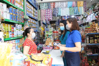 Điều tra viên phường Minh Phương, thành phố Việt Trì, tỉnh Phú Thọ, rà soát các cơ sở sản xuất kinh doanh thực tế trên địa bàn. (Ảnh: KỲ DUYÊN)