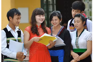 Giờ học ngoại khóa của cô và trò Trường phổ thông dân tộc nội trú tỉnh Điện Biên. ( Ảnh: ĐĂNG KHOA)