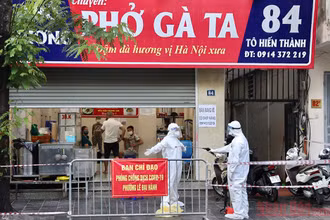 Khu vực bị phong tỏa tại phố Tô Hiến Thành, Hà Nội. Ảnh: DUY LINH