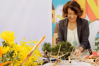 Nghệ nhân Suzuki Chiharu trình diễn nghệ thuật cắm hoa phong cách Ikebana tại Đà Lạt. Ảnh: MAI VĂN BẢO