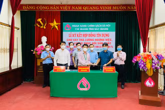Lễ ký kết tín dụng cho doanh nghiệp vay vốn theo tinh thần nghị quyết 68 của Chính phủ tại Ngân hàng chính sách tỉnh Bắc Giang